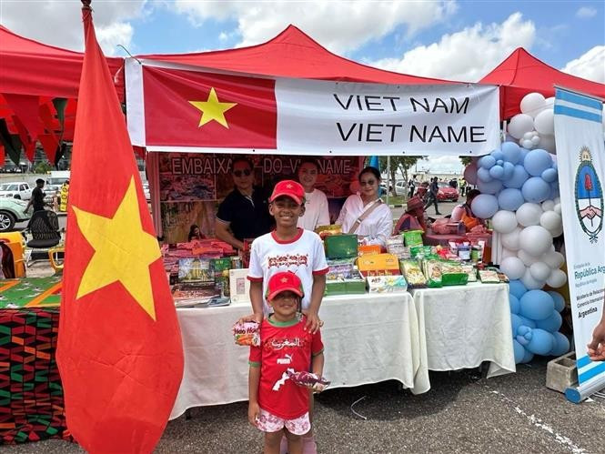 La Embajada de Vietnam en Angola, junto con la comunidad vietnamita, participa en la segunda edición del evento “Petro Sem Fronteiras” (Fuente: VNA)