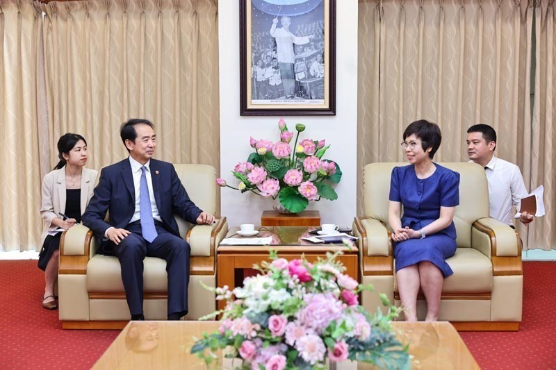 La directora general de la Agencia Vietnamita de Noticias (VNA), Vu Viet Trang, recibe al embajador de Beijing en Hanoi, He Wei, y a representantes de la Embajada china (Fuente: VNA)