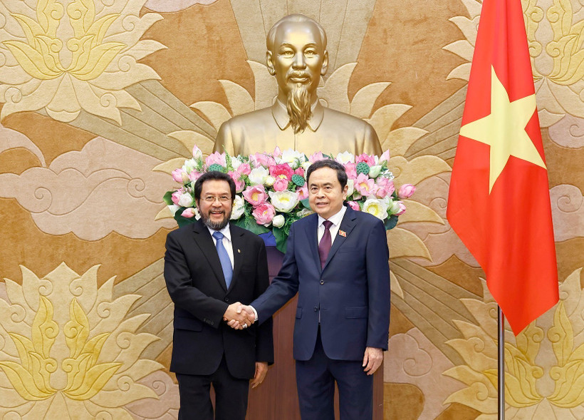 El presidente de la Asamblea Nacional de Vietnam, Tran Thanh Man (derecha) recibe al vicepresidente del Consejo de Representantes Regionales (Cámara Alta) de Indonesia, Yorrys Raweyai (Fuente: VNA)