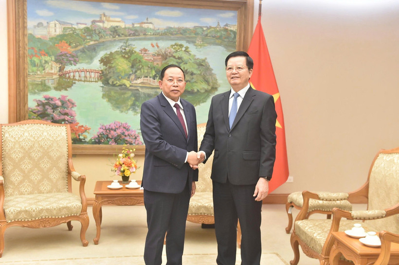 El viceprimer ministro vietnamita Mai Van Chinh (derecha) y el ministro camboyano de Cultos y Religiones, Chay Borin (Fuente: baochinhphu.vn)