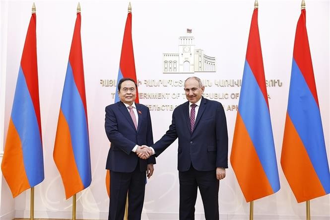 El presidente de la Asamblea Nacional de Vietnam, Tran Thanh Man (izquierda) se reúne con el primer ministro de Armenia, Nikol Pashinyan (Fuente: VNA)