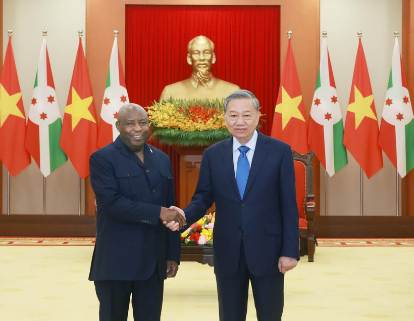 el secretario general del Partido Comunista de Vietnam (PCV), To Lam (derecha) y el presidente burundiano, Évariste Ndayishimiye (Fuente: VNA)