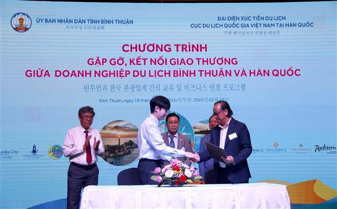 La Asociación de Turismo de Binh Thuan y la empresa Hanatour de Corea del Sur firrman un acuerdo de colaboración (Fuente: VNA)