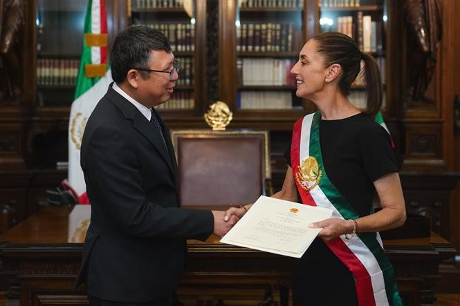 El embajador de Vietnam en México, Nguyen Van Hai, presenta las cartas credenciales a la presidenta de México, Claudia Sheinbaum (Fuente: VNA)