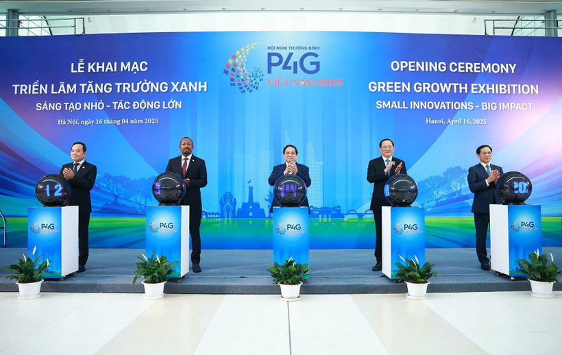 El primer ministro Pham Minh Chinh (centro) y los delegados inauguran la Exposición de Crecimiento Verde en Hanoi (Foto: VNA)