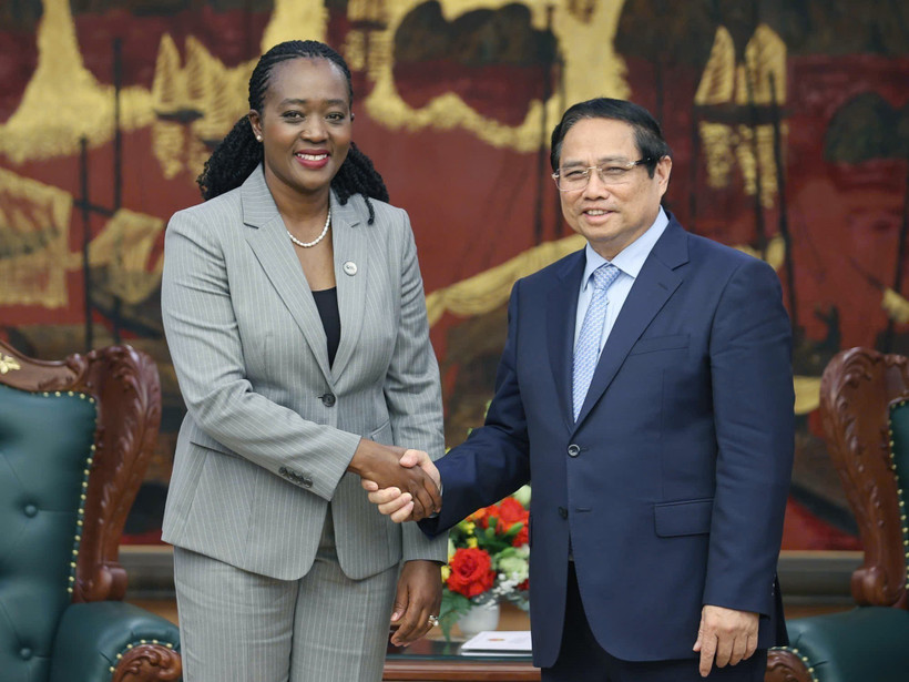El primer ministro Pham Minh Chinh recibe aquí a Soipan Tuya, secretaria del Gabinete de Defensa de Kenia (Fuente: VNA)