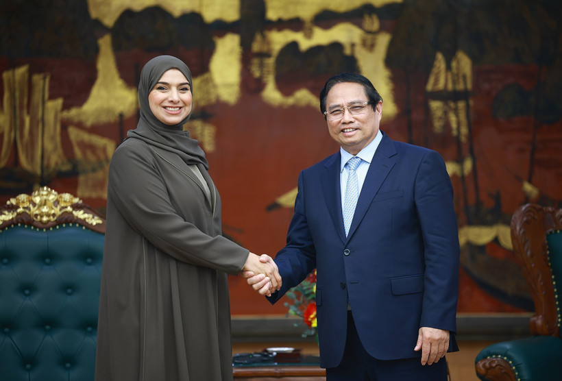 El primer ministro de Vietnam, Pham Minh Chinh, recibe a la ministra de Cambio Climático y Medio Ambiente de los Emiratos Árabes Unidos (EAU), Amna bint Abdullah Al Dahak (Fuente: VNA)