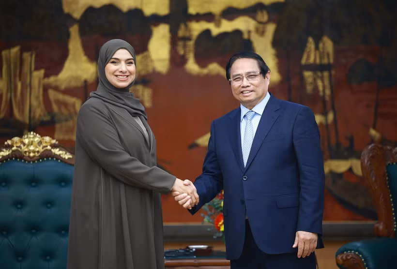 El primer ministro de Vietnam, Pham Minh Chinh, recibe a la ministra de Cambio Climático y Medio Ambiente de los Emiratos Árabes Unidos (EAU), Amna bint Abdullah Al Dahak (Fuente: VNA)