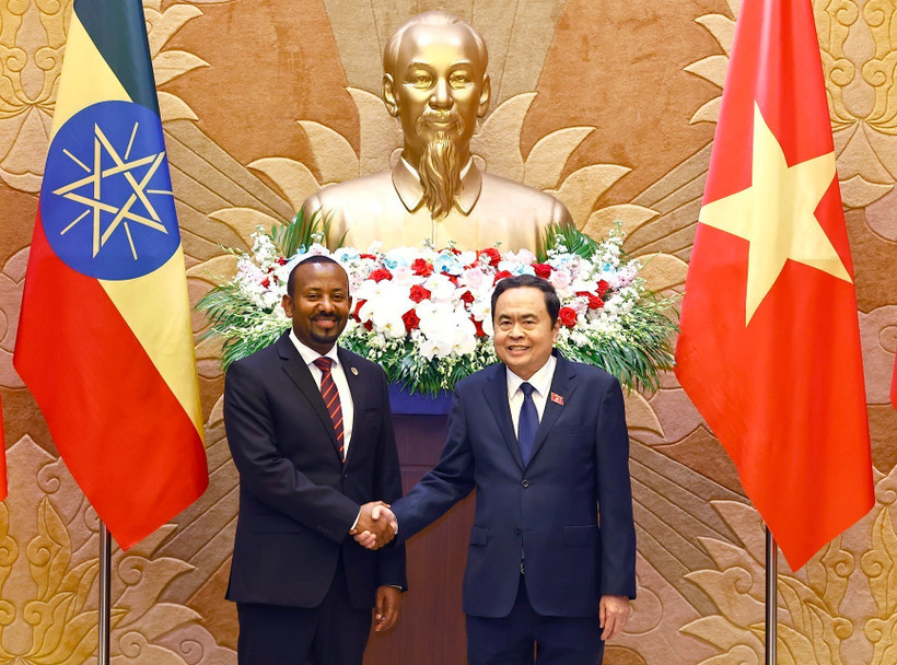 El presidente de la Asamblea Nacional, Tran Thanh Man, y el primer ministro de Etiopía, Abiy Ahmed Ali (Fuente: VNA)