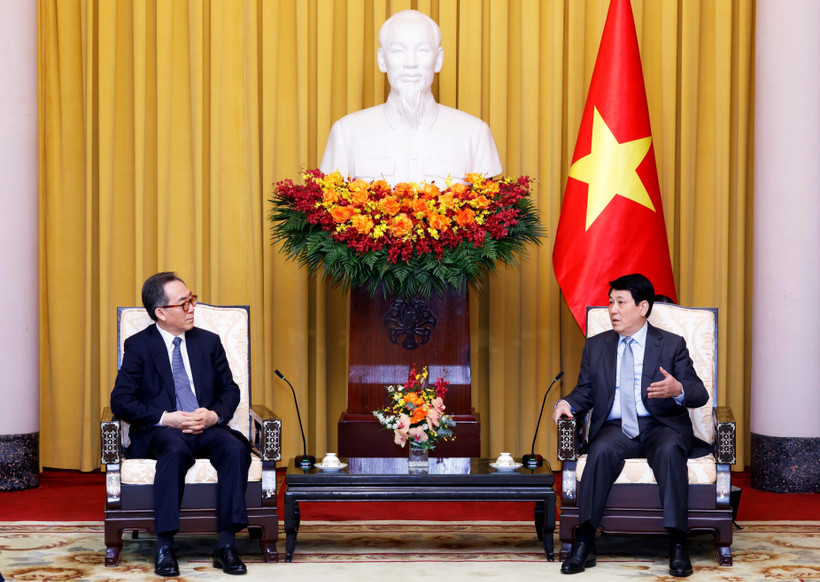 El presidente de Vietnam, Luong Cuong (derecha) recibe al ministro de Asuntos Exteriores de Corea del Sur, Cho Tae-yul (Fuente: VNA)