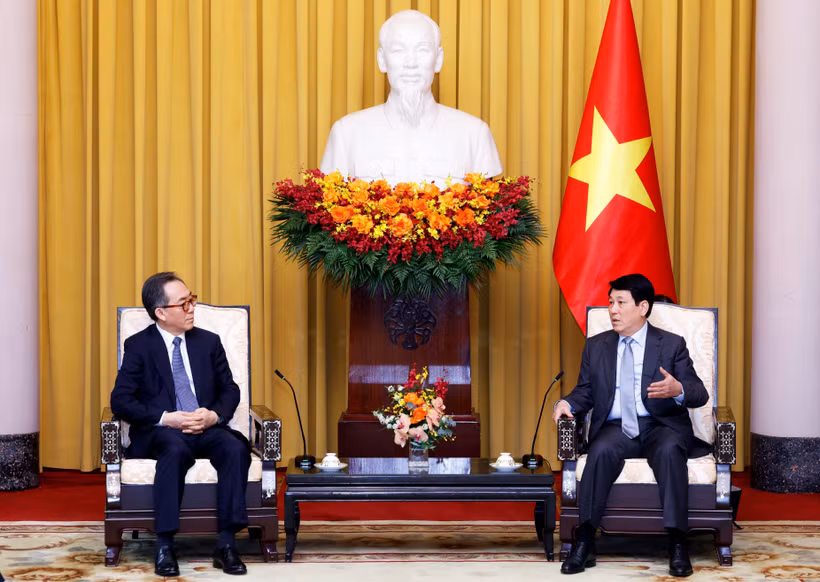 El presidente de Vietnam, Luong Cuong (derecha) recibe al ministro de Asuntos Exteriores de Corea del Sur, Cho Tae-yul (Fuente: VNA)