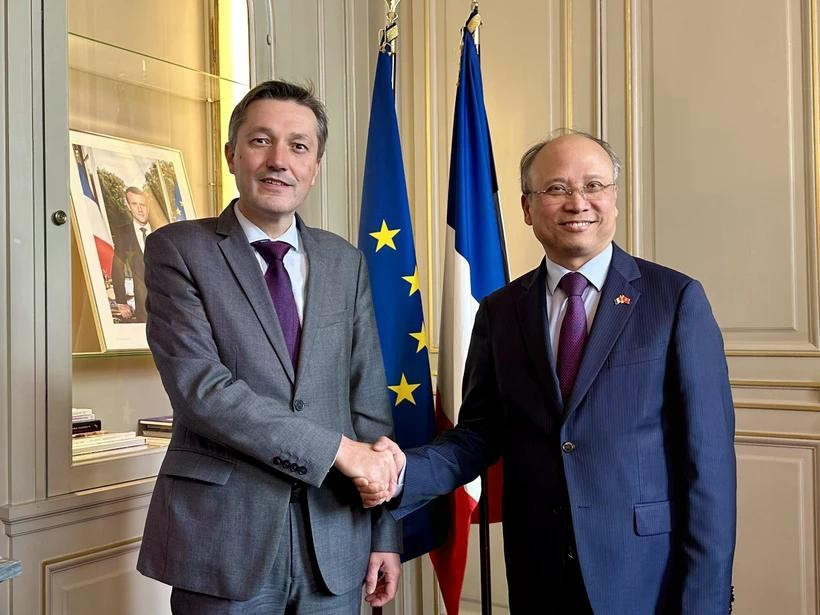 El embajador Dinh Toan Thang (derecha) y Bertrand Gaume, prefecto de la región de Hauts-de-France. (Foto: VNA)