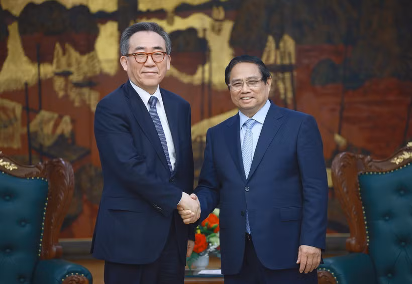 El primer ministro vietnamita, Pham Minh Chinh (derecha) y el ministro surcoreano de Relaciones Exteriores, Cho Tae-yul (Fuente: VNA)