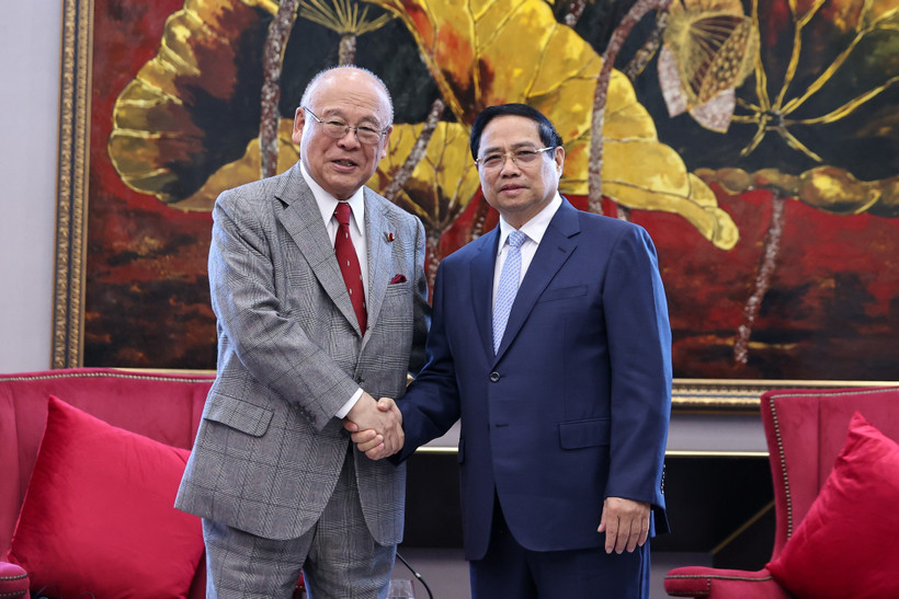 El primer ministro vietnamita, Pham Minh Chinh, recibe al Asesor Especial de la Alianza de Parlamentarios de Amistad Japón-Vietnam, Takebe Tsutomu (Fuente: VNA)