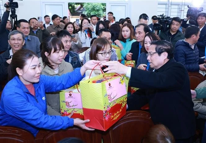 El primer ministro Pham Minh Chinh entrega regalos a las familias beneficiadas de políticas preferenciales (Fuente: VNA)