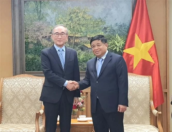 El viceprimer ministro de Vietnam, Nguyen Chi Dung (derecha) recibe a Young Shub Kim, presidente del grupo Korea Telecom (Fuente: VNA)