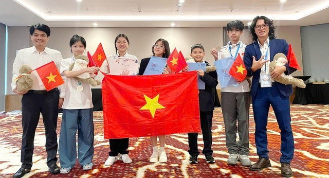 La delegación estudiantil de Hanoi obtuvo 2 medallas de plata y 3 de bronce en la Olimpiada Mundial Juvenil de Física 2025 (Fuente: VNA)