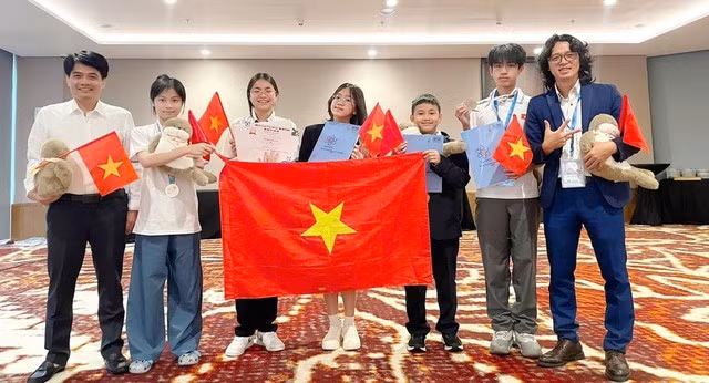 La delegación estudiantil de Hanoi obtuvo 2 medallas de plata y 3 de bronce en la Olimpiada Mundial Juvenil de Física 2025 (Fuente: VNA)