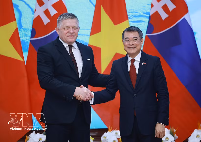 El premier vietnamita, Le Minh Hung, y su par de Eslovaquia, Robert Fico (Fuente: VNA)