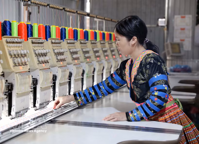 Gracias al acceso a préstamos preferenciales, Mua Thi La, una mujer de la minoría étnica Mong de la aldea de Ban My A, invierte en la apertura de un taller de confección de trajes étnicos tradicionales, creando ingresos estables y escapando gradualmente de la pobreza de forma sostenible. Foto: VNA