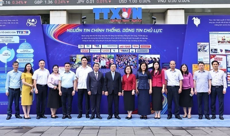 Lai Xuan Mon, subjefe de la Comisión de Información, Educación y Movilización de Masas del Comité Central del PCV, posa para una foto con los líderes y el personal de VNA. (Fuente: VNA)