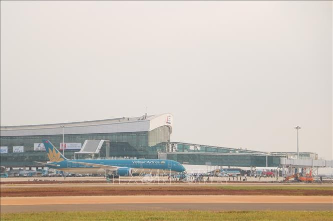 Un Boeing 787-9 de fuselaje ancho de Vietnam Airlines realiza un vuelo técnico de Tan Son Nhat a Long Thanh. Foto: VNA