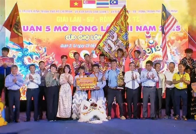 El Comité Organizador otorga el primer premio al grupo Hai Nam Lien Huu - Distrito 5 - Ciudad Ho Chi Minh (Fuente: VNA)