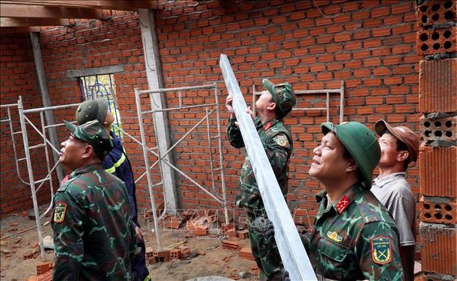 La reconstrucción de viviendas de las familias afectadas por desastres naturales en las zonas altas de Tay Tra en la provincia centrovietnamita de Quang Ngai, ha entrado en su fase final (Fuente: VNA)