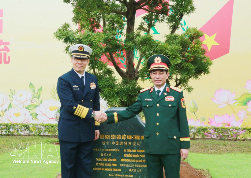 El general Phan Van Giang, ministro de Defensa de Vietnam, y su homólogo chino, el coronel general Dong Jun (Fuente: VNA)