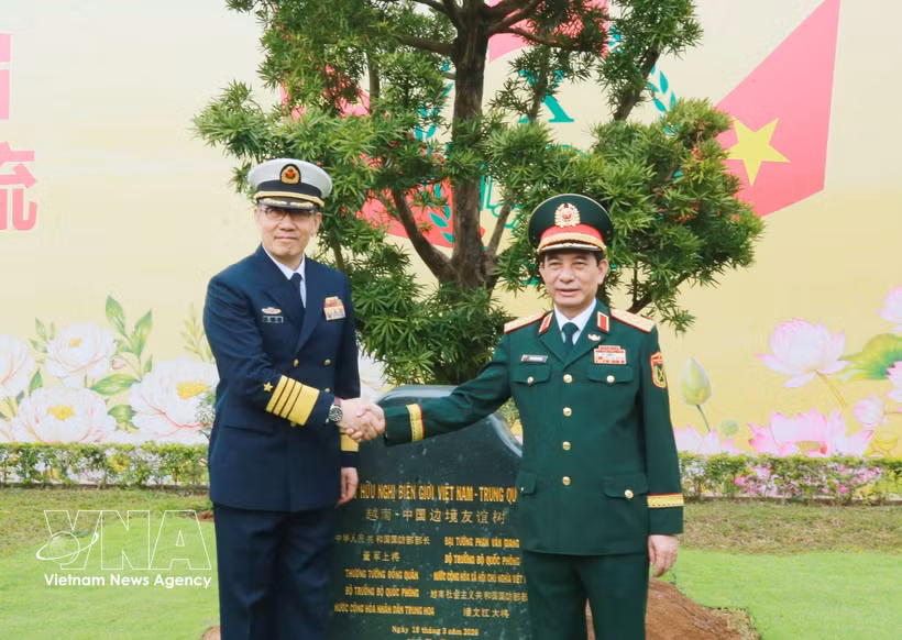 El general Phan Van Giang, ministro de Defensa de Vietnam, y su homólogo chino, el coronel general Dong Jun (Fuente: VNA)