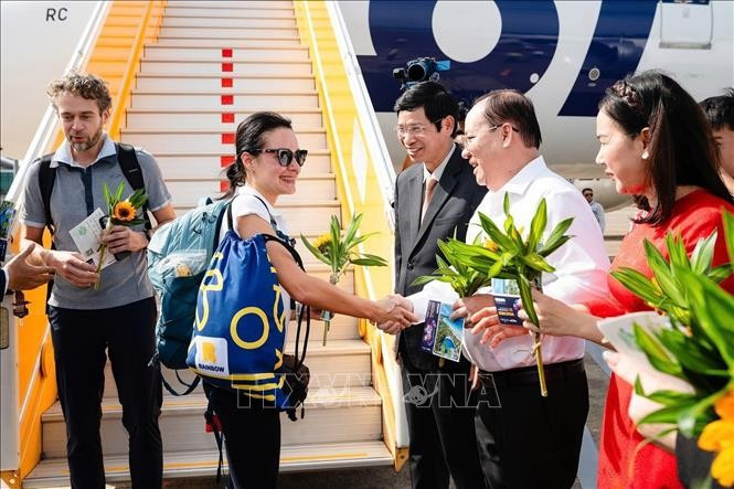 Karolina Agnieszka de Polonia es la turista internacional número 20 millones en visitar Vietnam en 2025. Foto: VNA
