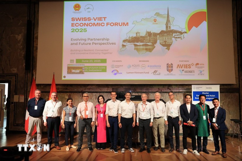 Rachel Isenschmid y miembros del Foro Económico Suiza-Vietnam (SVEF). (Foto: Anh Hien/VNA)
