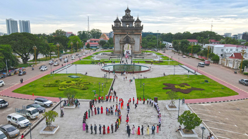 La comunidad vietnamita formó el número "80" para celebrar el 80.º aniversario del Día Nacional de Vietnam. Foto: VNA