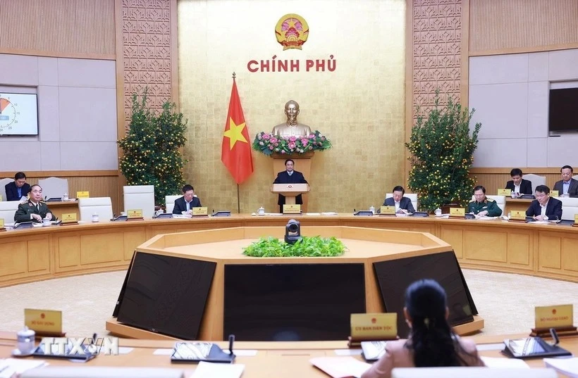 El primer ministro de Vietnam, Pham Minh Chinh preside una reunión ordinaria mensual del Gobierno (Fuente: VNA)