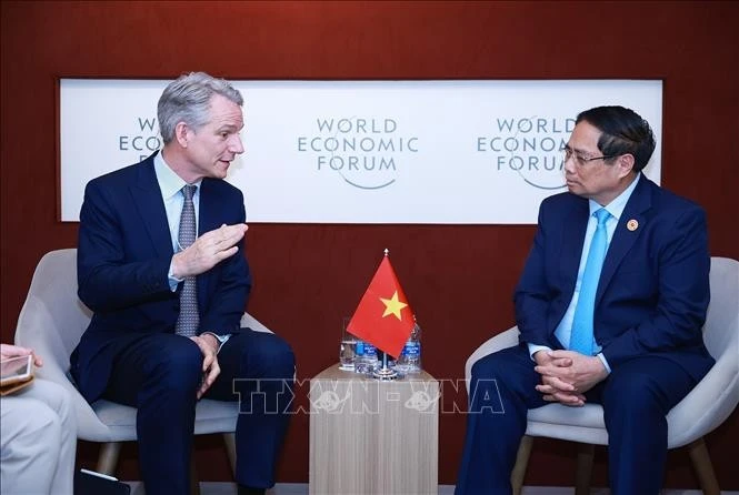 El primer ministro de Vietnam, Pham Minh Chinh, (derecha) y Peter Koerte, miembro del Consejo de Administración y director de Tecnología y Estrategia del Grupo Siemens de Alemania (Fuente: VNA)