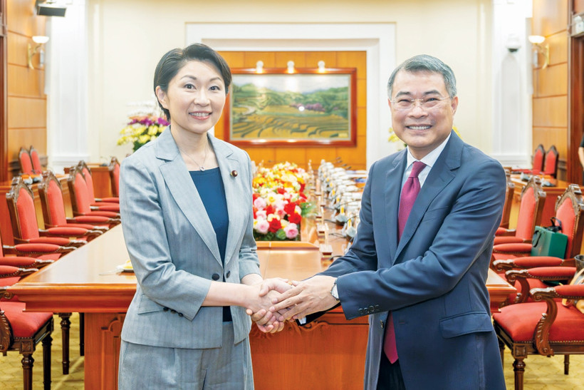El miembro del Buró Político, secretario del Comité Central del Partido Comunista de Vietnam y jefe de su Comisión de Organización, Le Minh Hung, recibe a la presidenta de la Alianza Parlamentaria de Amistad Japón - Vietnam, Obuchi Yuko (Fuente: VNA)