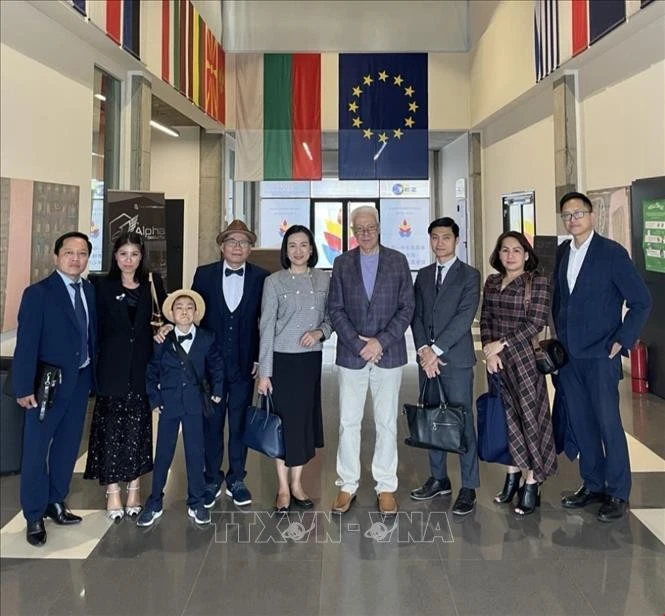 La embajadora de Vietnam en Bulgaria, Nguyen Thi Minh Nguyet (quinta desde la izquierda), y miembros de la embajada visitan y trabajan en la Zona Industrial de Trakia (Foto: VNA)
