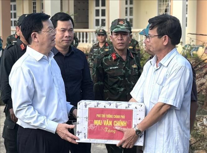 El viceprimer ministro Mai Van Chinh (izquierda) visita la comuna de Xuan Canh para brindar apoyo y entregar obsequios a los residentes afectados por el tifón Kalmaegi (Fuente: VNA)