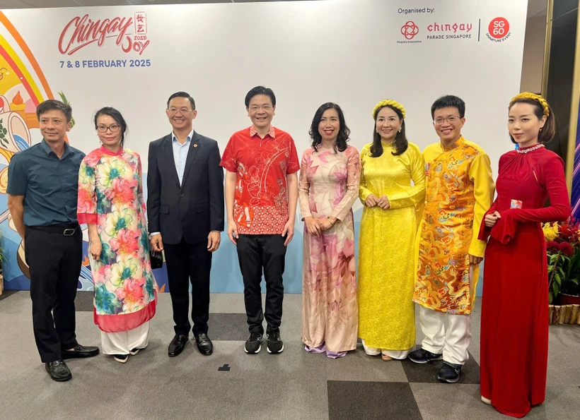 Durante su participación en el tradicional Festival Chingay Parade 2025 en Singapur, Thu Hang (cuarta de derecha) se reúne con los dirigentes singapurenses (Fuente: VNA)