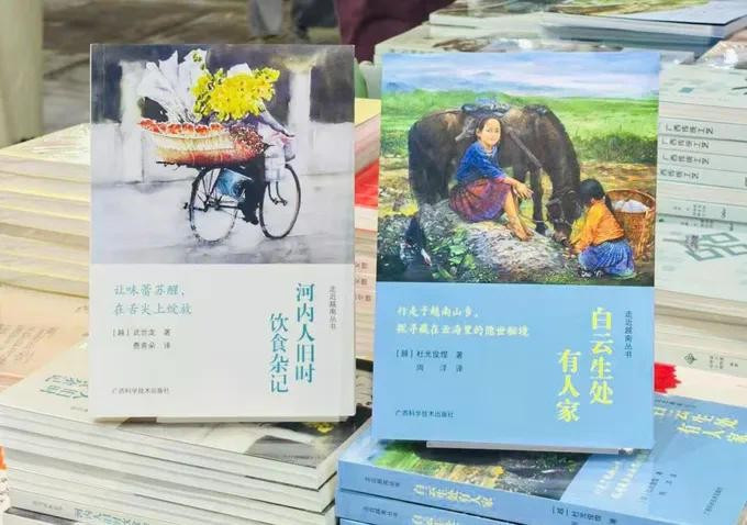 El libro “Los hanoianos: Historias de comida y bebida en otro tiempo”, del autor Vu The Long, en su versión en chino, gana el premio al Libro del Sudeste Asiático con mayor influencia en China 2025 (Fuente: VOV)