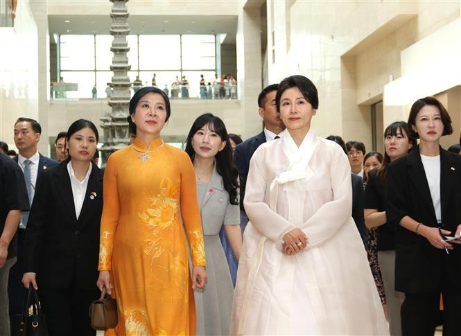 Ngo Phuong Ly, esposa del secretario general del Partido Comunista de Vietnam, To Lam, (izq.), y la primera dama surcoreana Kim Hye Kyung visitan el Museo Nacional de Corea (Foto: VNA)