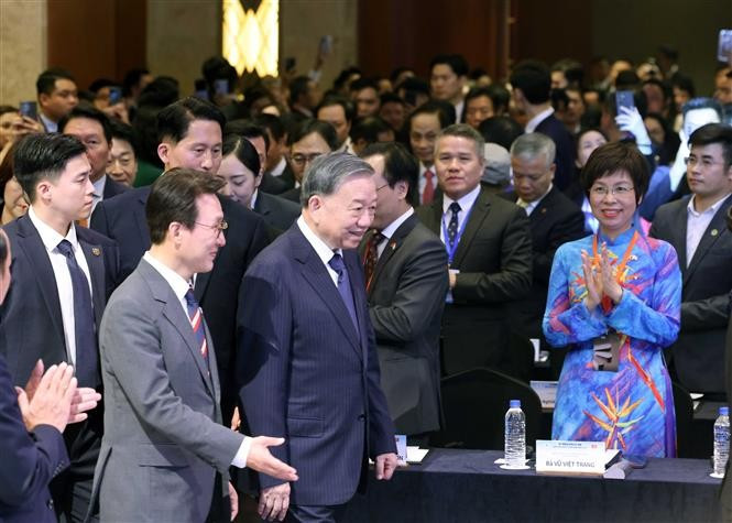 El secretario general del Comité Central del Partido Comunista de Vietnam, To Lam, y el primer ministro de la República de Corea, Kim Min-seok, asistieron al Foro Económico Vietnam-República de Corea en Seúl el 12 de agosto. (Foto: VNA)