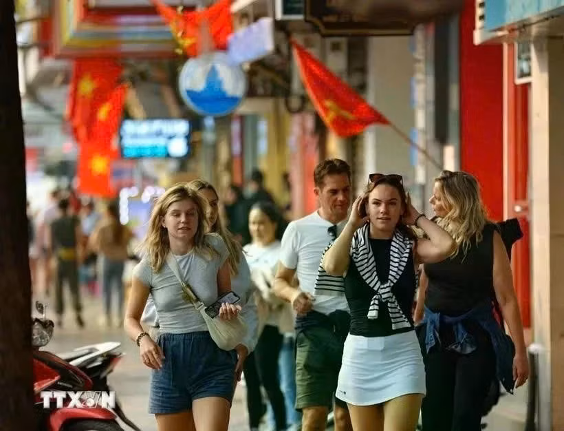 Los turistas internacionales se sumergen en la vibrante vida urbana de Hanoi. (Foto: VNA)