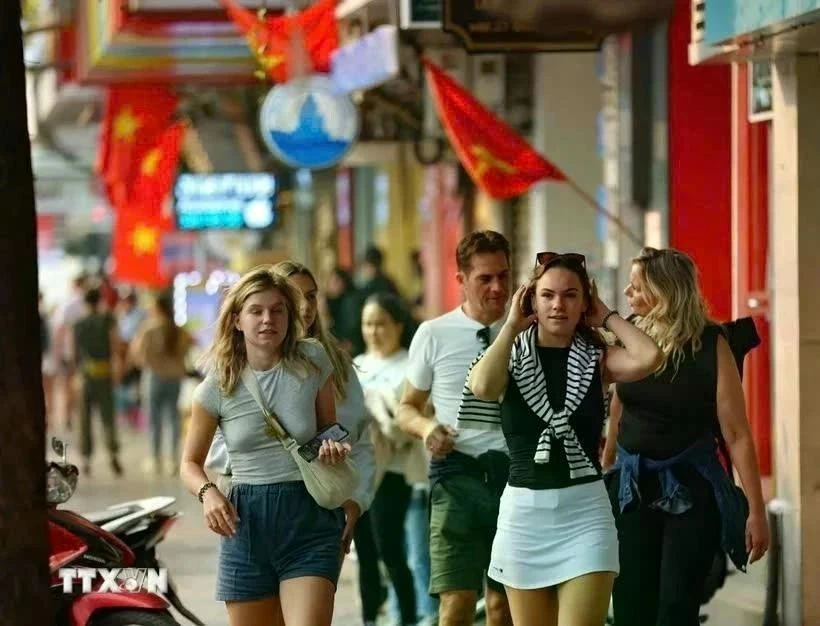 Los turistas internacionales se sumergen en la vibrante vida urbana de Hanoi. (Foto: VNA)