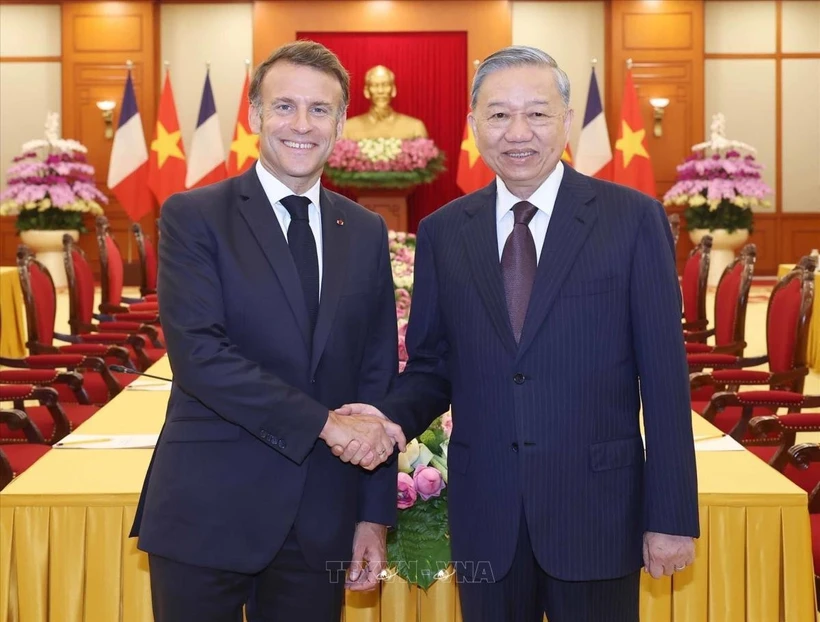 El secretario general del PCV, To Lam (derecha) y el presidente francés, Emmanuel Macron (Fuente: VNA)