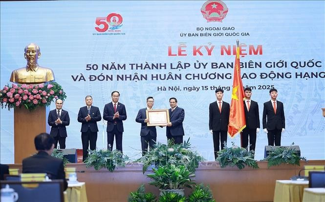 El primer ministro Pham Minh Chinh entrega la Orden de Trabajo de Primera Clase al Comité Nacional de Fronteras. Foto: VNA.