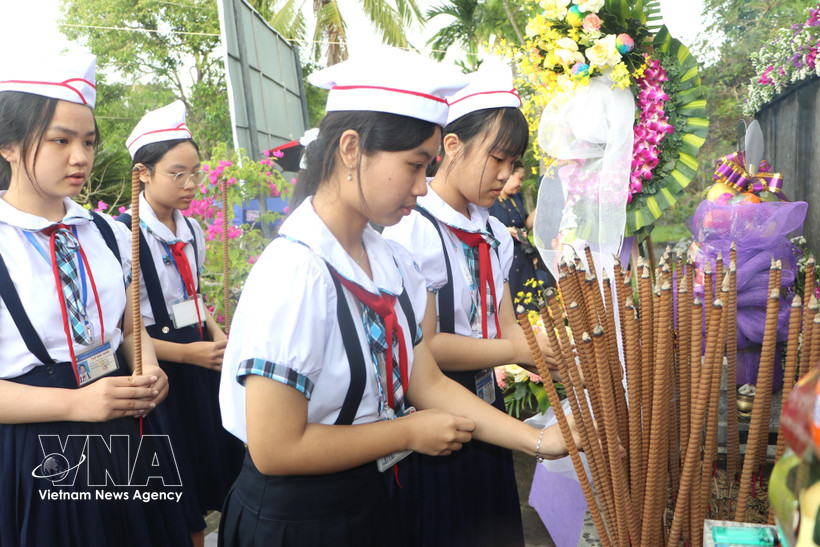 Estudiantes ofrecen incienso en memoria de los fallecidos. Foto: Dinh Huong – VNA