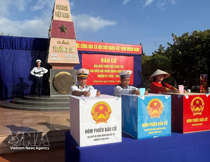 Los votantes de la Zona Especial de Truong Sa emitieron sus votos en las elecciones para la Asamblea Nacional y los Consejos Populares de todos los niveles para el período 2026-2031. Foto: VNA