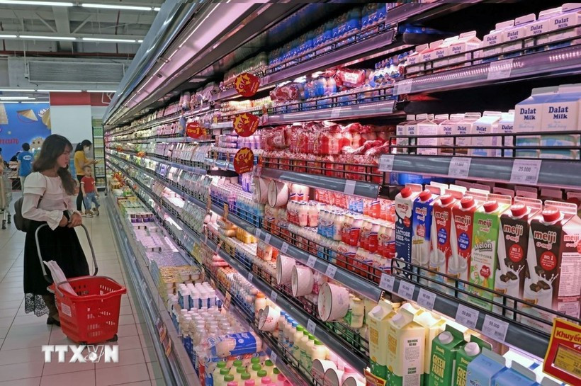 Los clientes eligen productos en el supermercado Go Thang Long. (Foto: VNA)