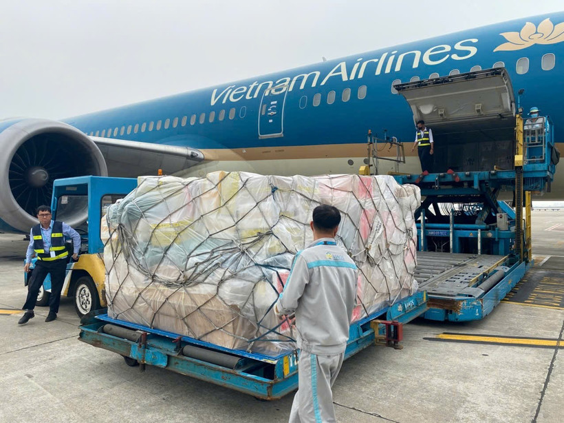 Vietnam Airlines opera un vuelo especial con casi 30 toneladas de suministros de socorro hacia Myanmar (Fuente: VNA)